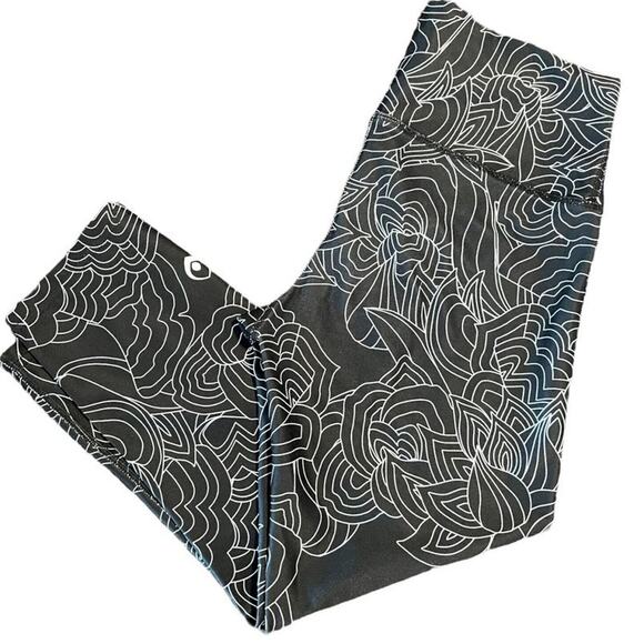 Inner Fire Apparel Crop Yoga Leggings Size 6 Black & White Floral Lotus Workout - Picture 1 of 6